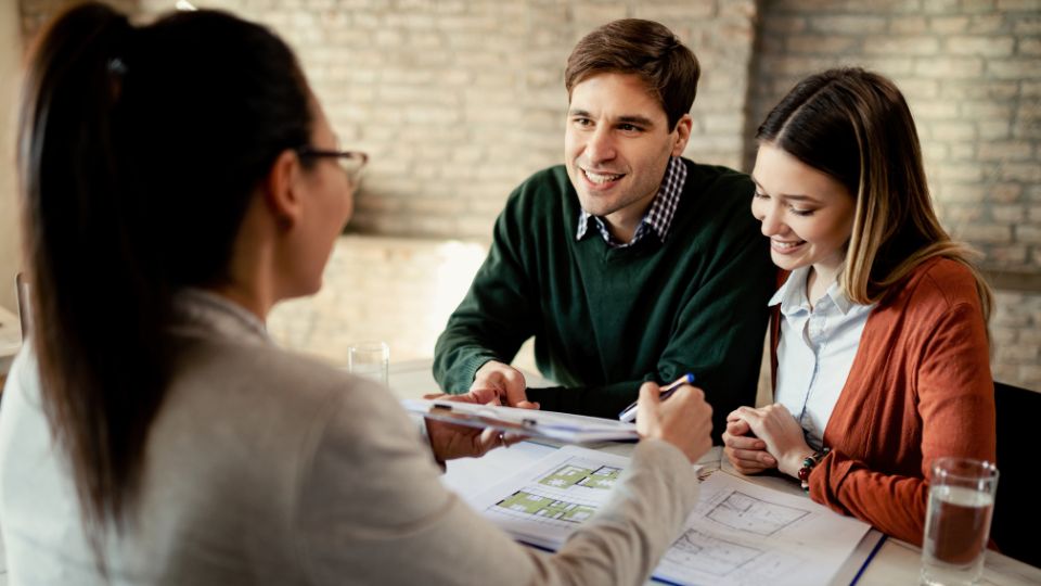 Un couple se renseignant sur l'assurance de prêt pour un projet immobilier