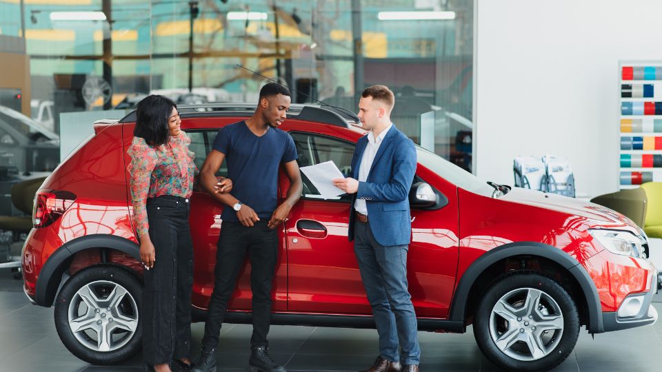 Un couple se renseignant pour une demande de crédit auto